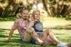 Leenu ja Arttu ovat Temptation Islandin pisimpään seurustellut pari. Kuvassa he istuvat sylikkäin ruohikolla.