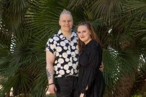 Semi ja Julia poseeraavat promokuvassa.