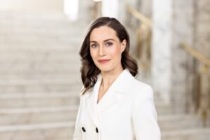 Sanna Marin kritisoi Kokoomusta.