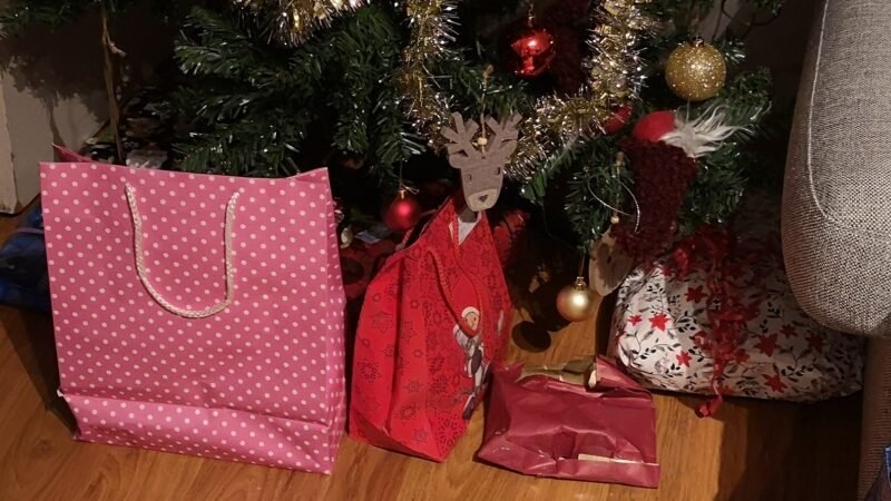 Lahjapaperin ja lahjanarun kierrätys – Vinkkejä joululahjojen pakkausmateriaalien  kierrättämiseen