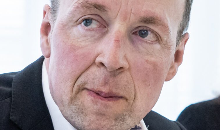 Presidenttiehdokas Jussi Halla-Aho jakaa kansan ja omaa kyseenalaisen menneisyyden