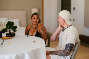 TIS-Tony ja Jonna ennustajan luona.